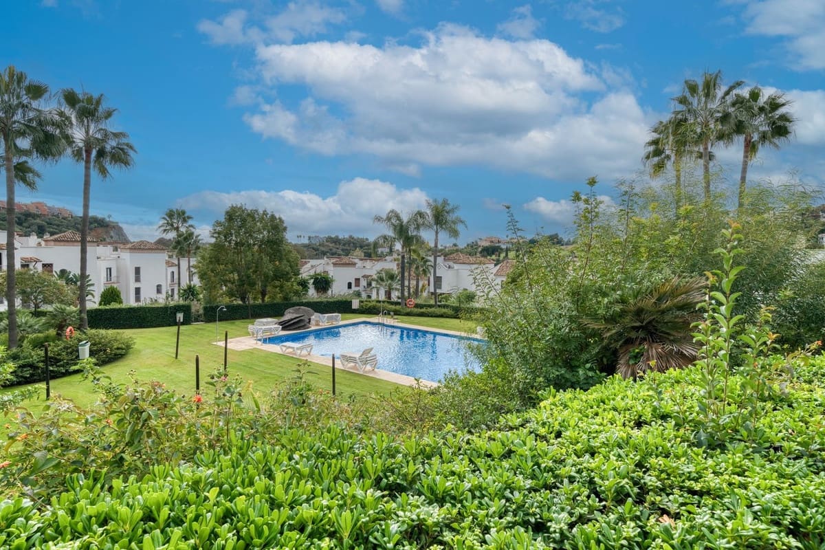 2 slaapkamer Appartement te koop in Los Arqueros met zwembad garage - € 350.000 (Ref: 9532325)