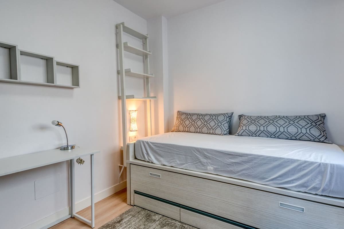 3 sypialnia Penthouse na sprzedaż w Estepona z basenem garażem - 849 995 € (Ref: 9532738)