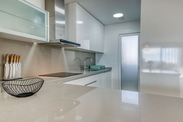 Ático de 2 habitaciones en New Golden Mile, Estepona en venta con piscina garaje - 649.000 € (Ref: 9535184)