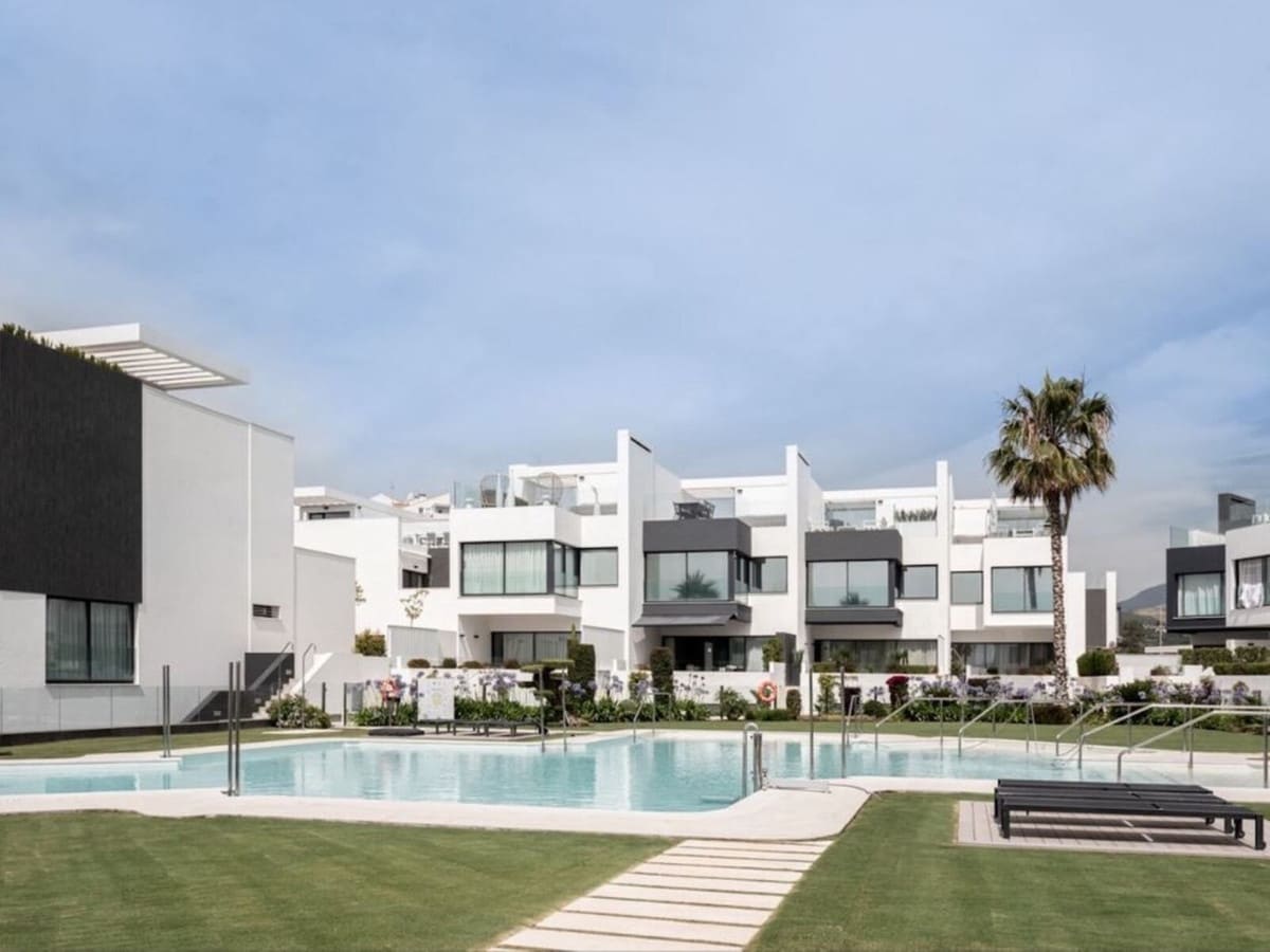 3 bedroom Townhouse for sale in Estepona with pool garage - € 3,450,000 (Ref: 9538935)