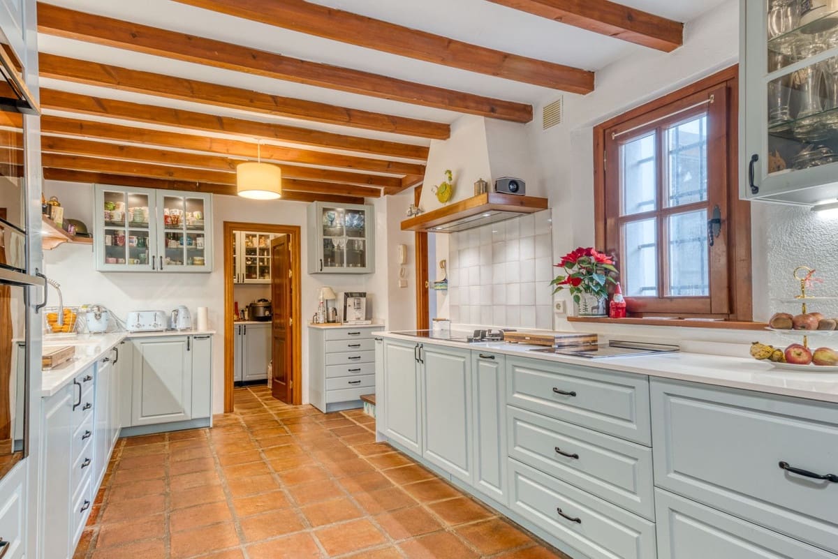 7 bedroom Villa for sale in Elviria with pool garage - € 1,995,000 (Ref: 9542080)