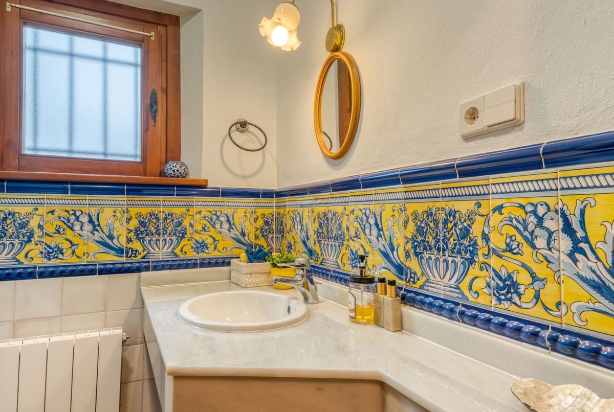 7 bedroom Villa for sale in Elviria with pool garage - € 1,995,000 (Ref: 9542080)