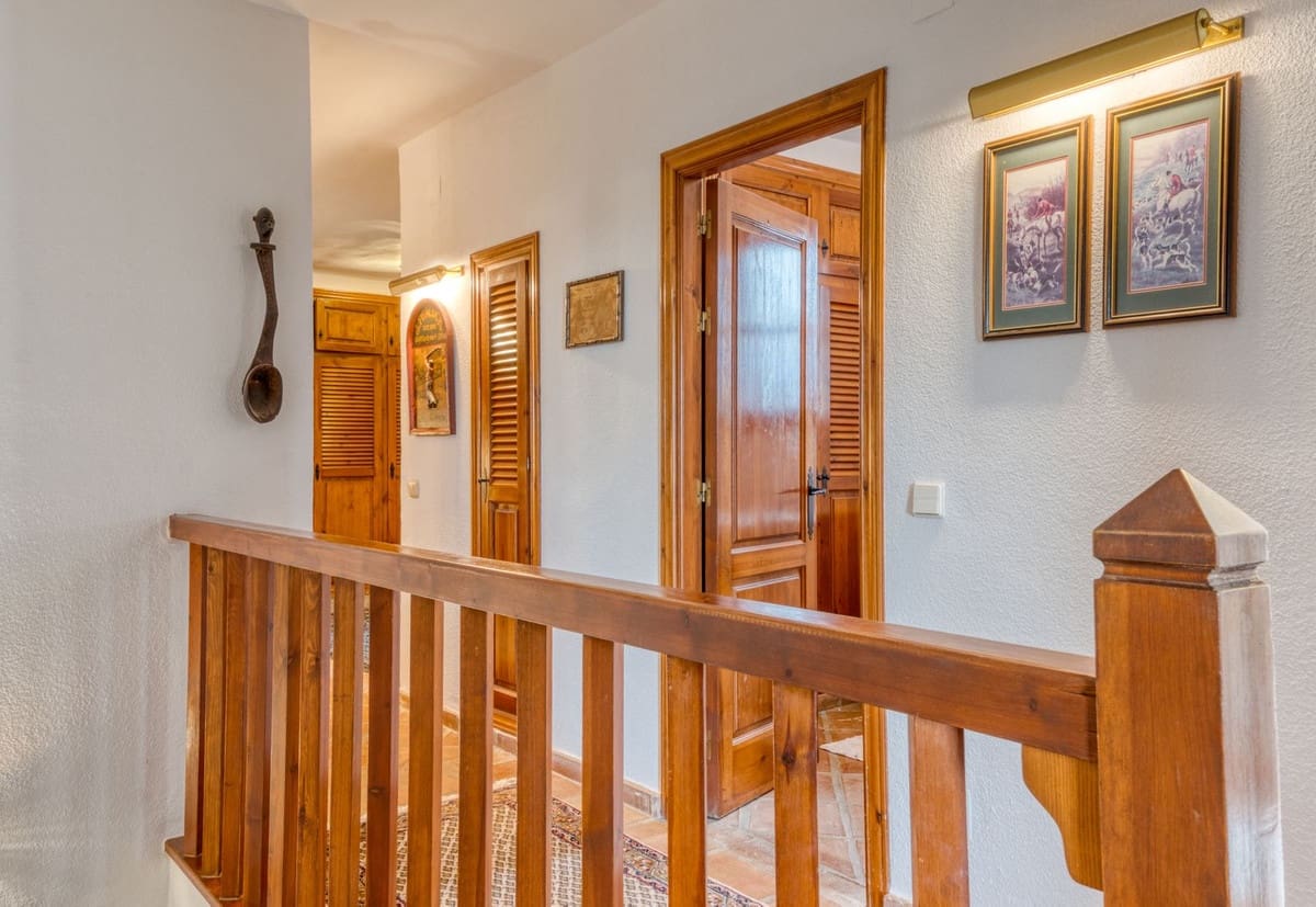 7 bedroom Villa for sale in Elviria with pool garage - € 1,995,000 (Ref: 9542080)