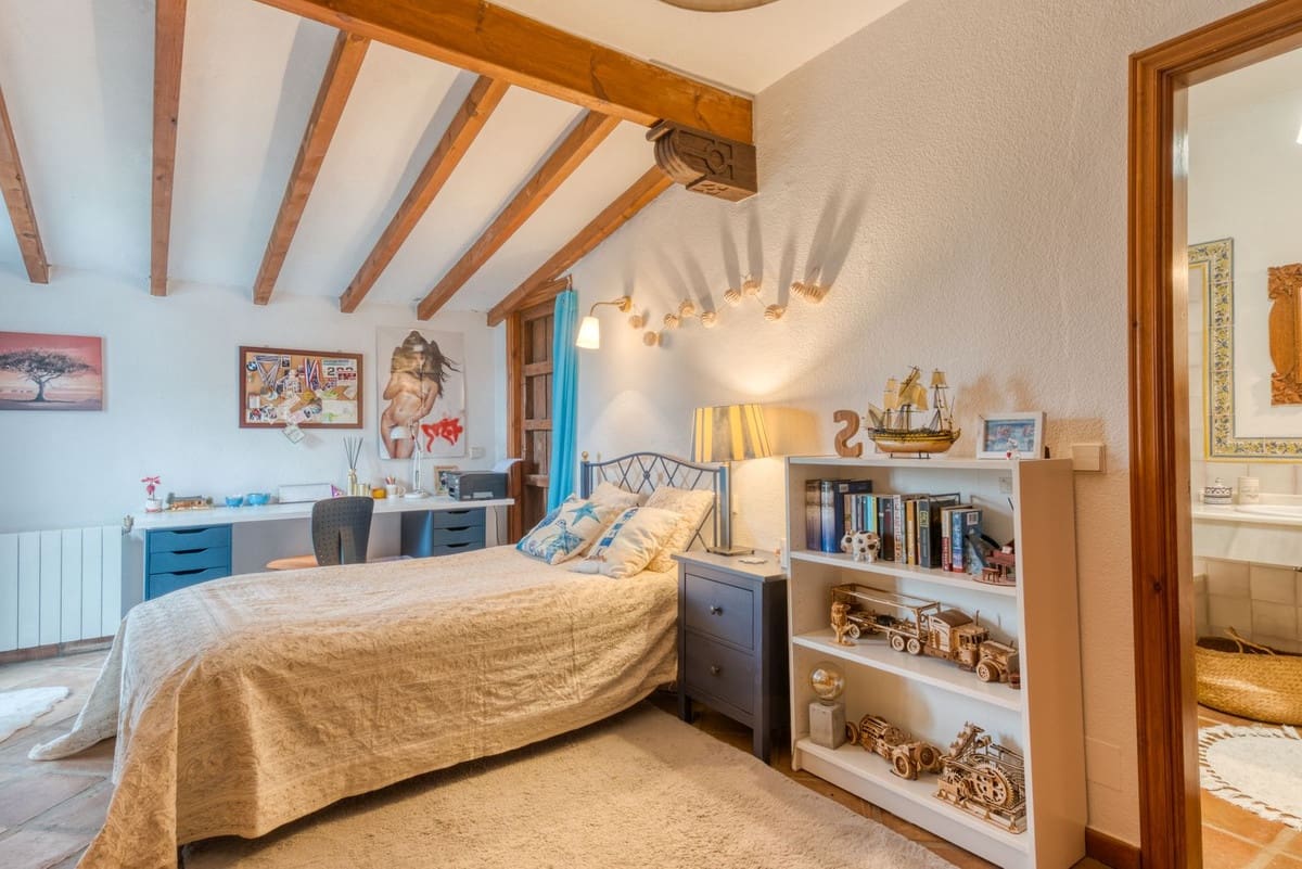 7 bedroom Villa for sale in Elviria with pool garage - € 1,995,000 (Ref: 9542080)