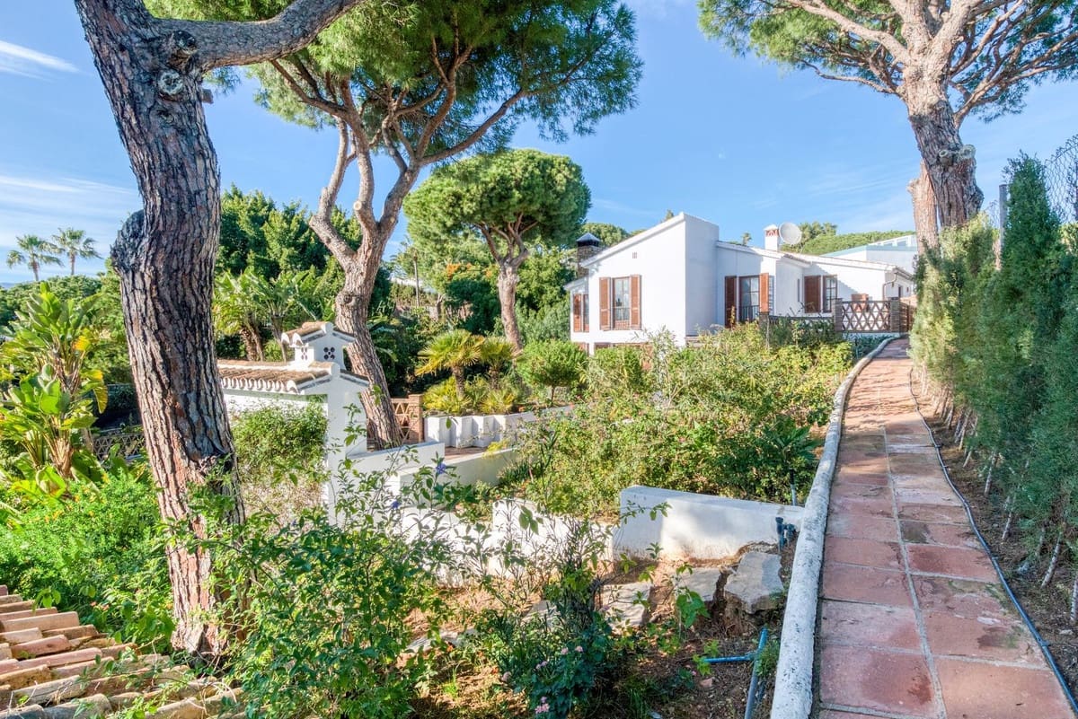 7 bedroom Villa for sale in Elviria with pool garage - € 1,995,000 (Ref: 9542080)