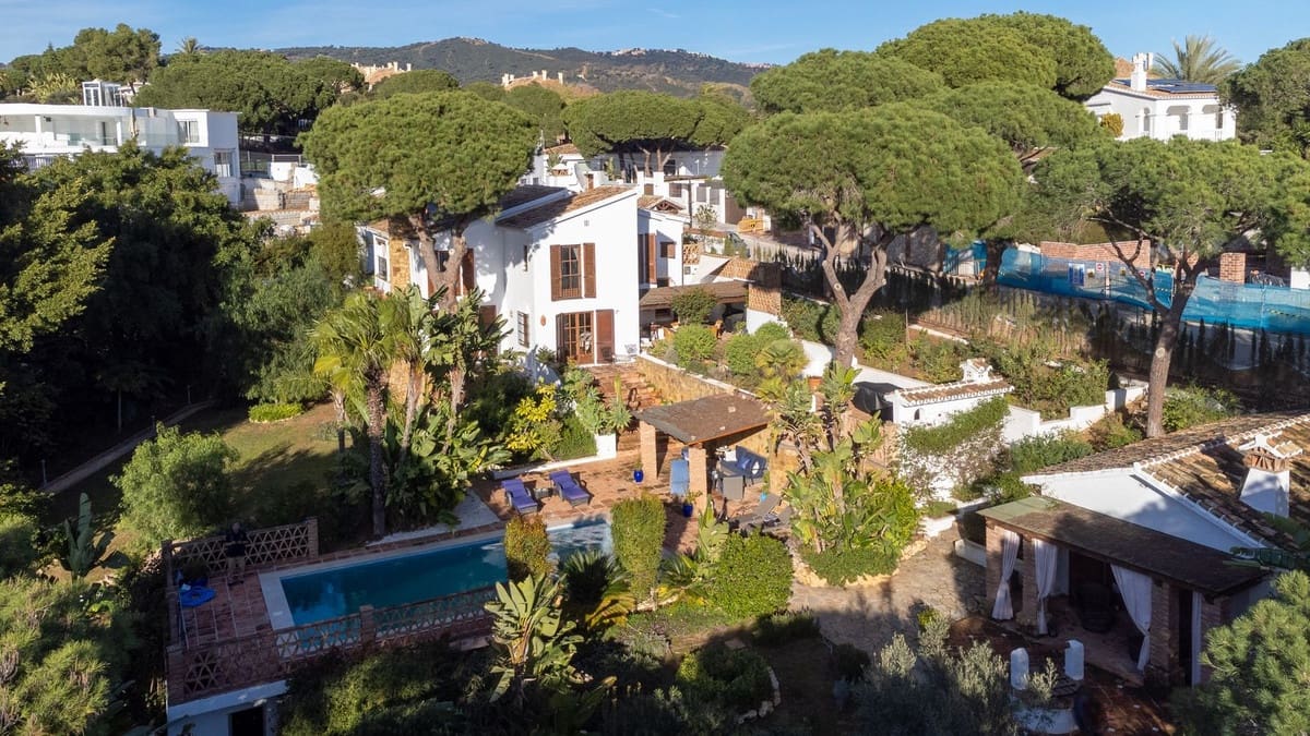 7 bedroom Villa for sale in Elviria with pool garage - € 1,995,000 (Ref: 9542080)