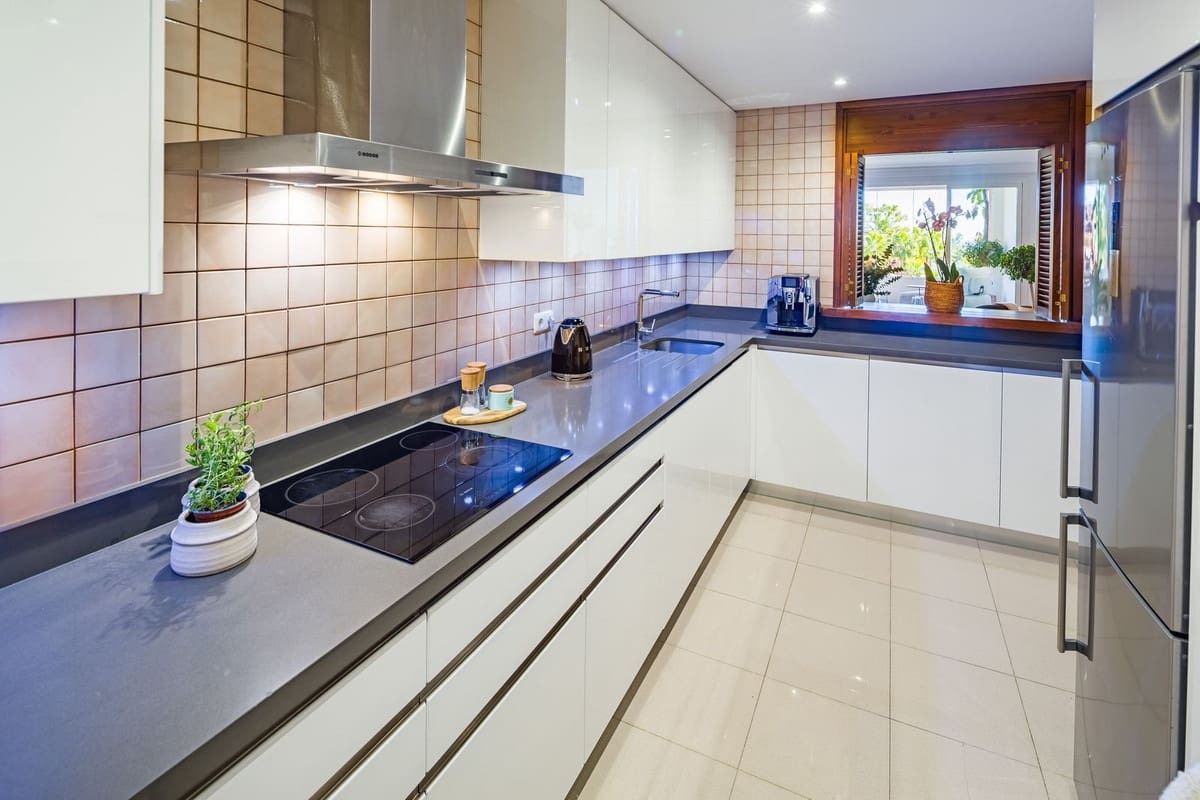 Apartamento de 4 habitaciones en Nueva Andalucia en venta con piscina garaje - 895.000 € (Ref: 9547148)