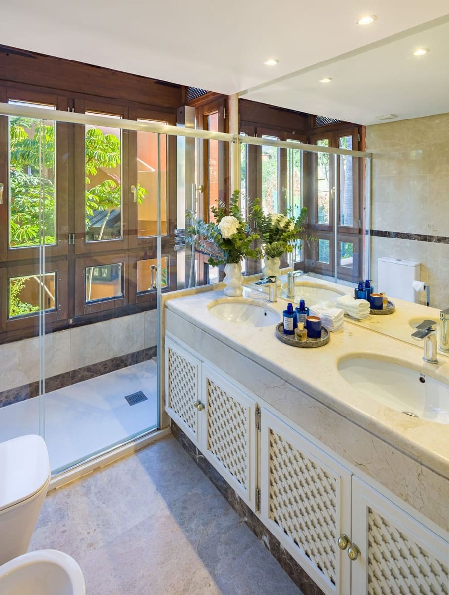 4 bedroom Apartment for sale in Nueva Andalucia with pool garage - € 845,000 (Ref: 9547148)