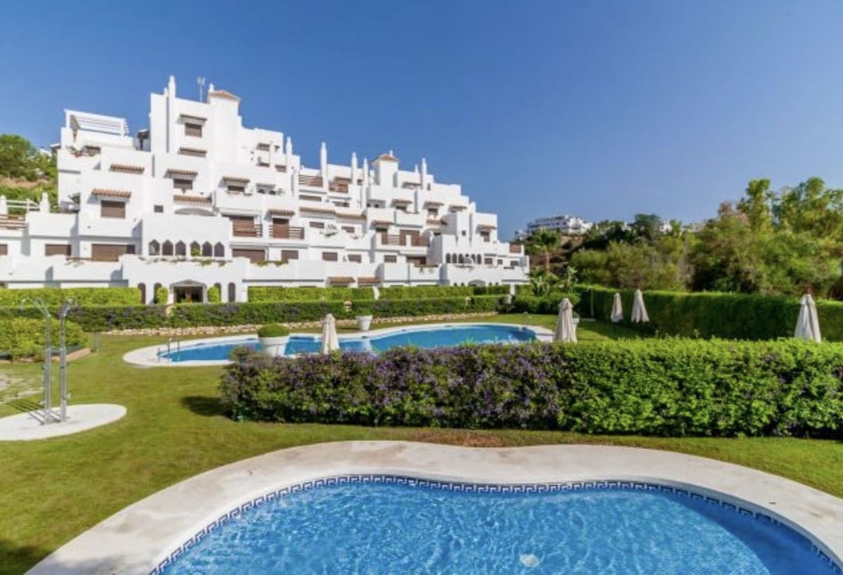 Apartamento de 2 habitaciones en New Golden Mile en venta con piscina garaje - 345.000 € (Ref: 9550125)