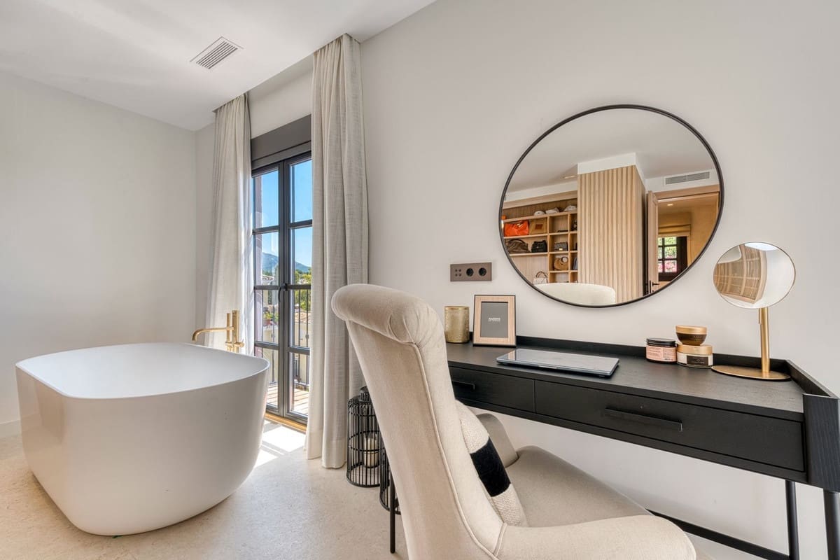 4 slaapkamer Huis te koop in Golden Mile met zwembad garage - € 2.200.000 (Ref: 9563772)