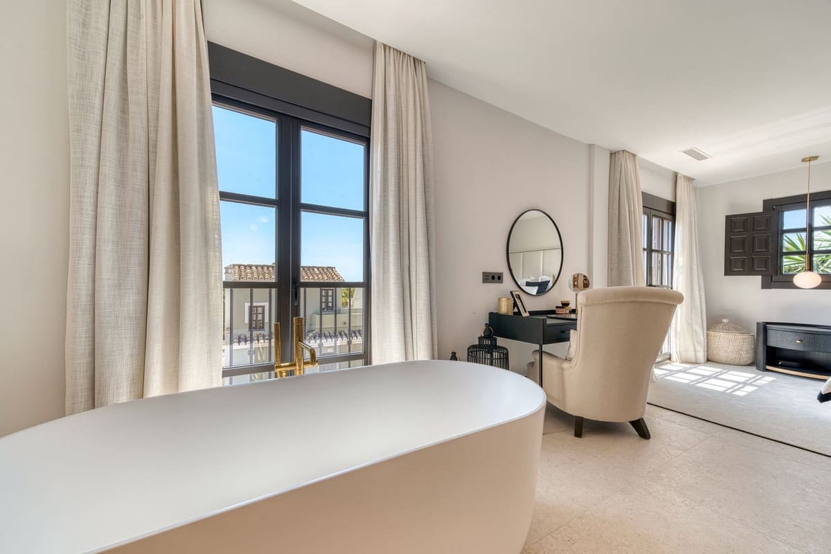 4 slaapkamer Huis te koop in Golden Mile met zwembad garage - € 2.200.000 (Ref: 9563772)