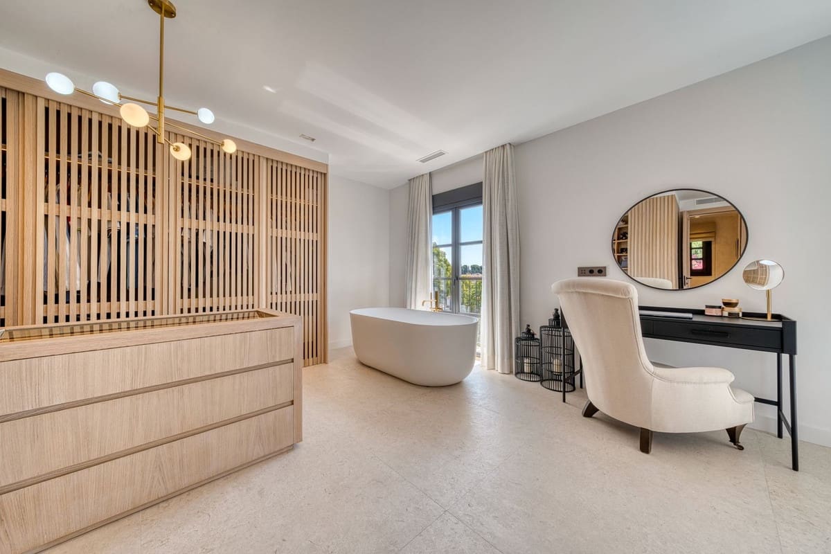 4 slaapkamer Huis te koop in Golden Mile met zwembad garage - € 2.200.000 (Ref: 9563772)