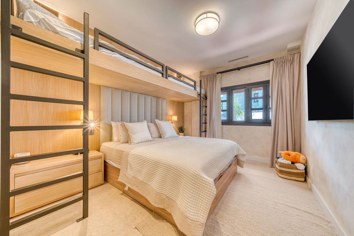 4 slaapkamer Huis te koop in Golden Mile met zwembad garage - € 2.200.000 (Ref: 9563772)