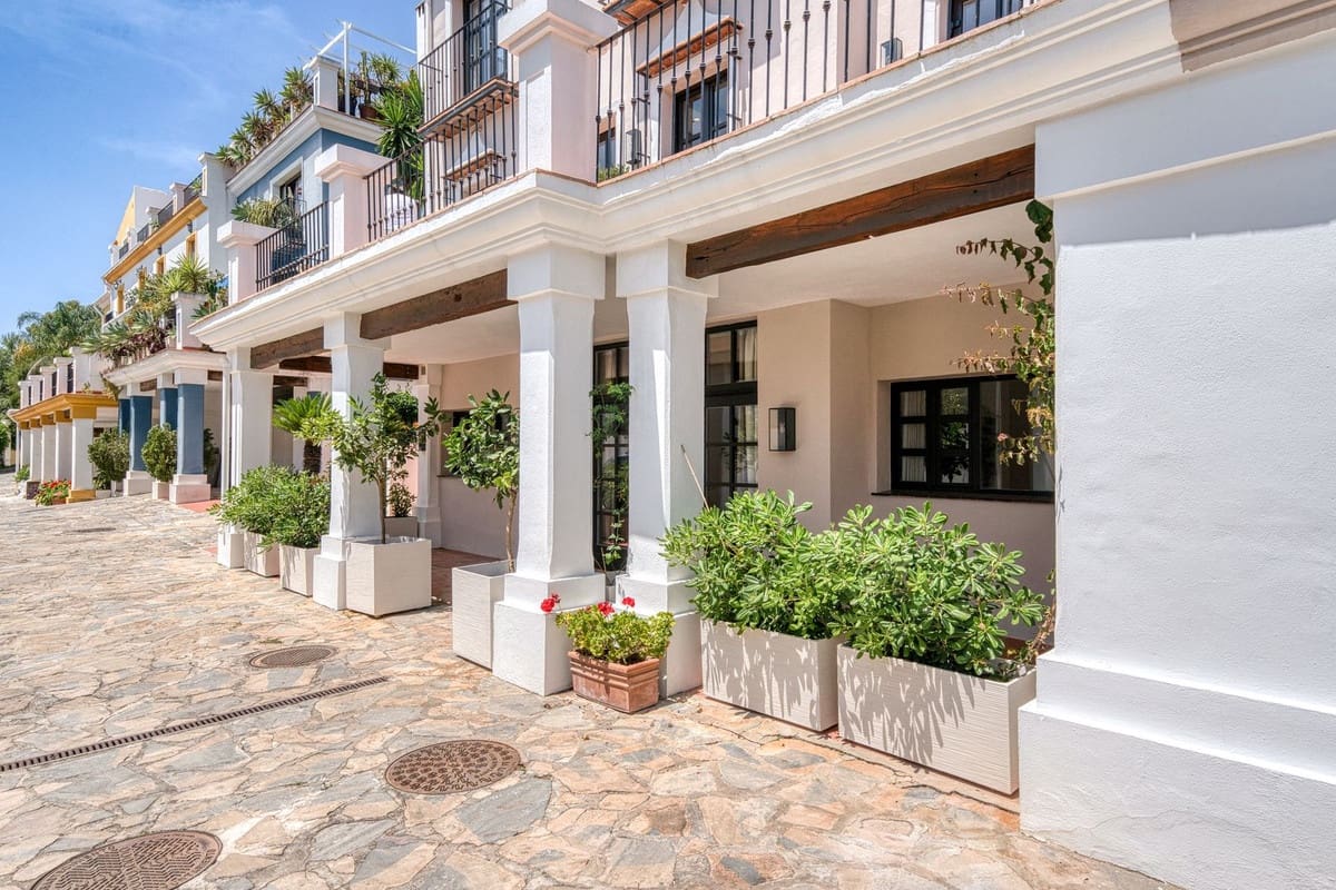 4 slaapkamer Huis te koop in Golden Mile met zwembad garage - € 2.200.000 (Ref: 9563772)