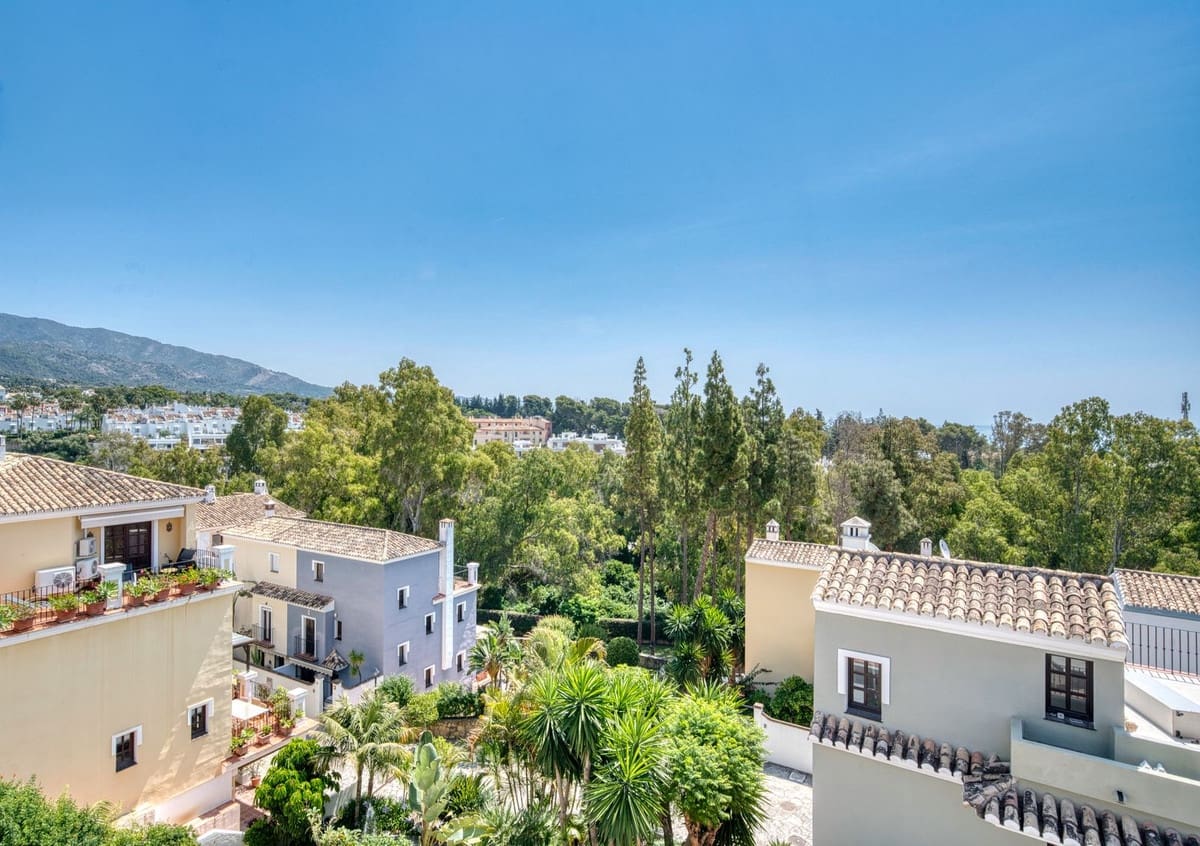 4 slaapkamer Huis te koop in Golden Mile met zwembad garage - € 2.200.000 (Ref: 9563772)