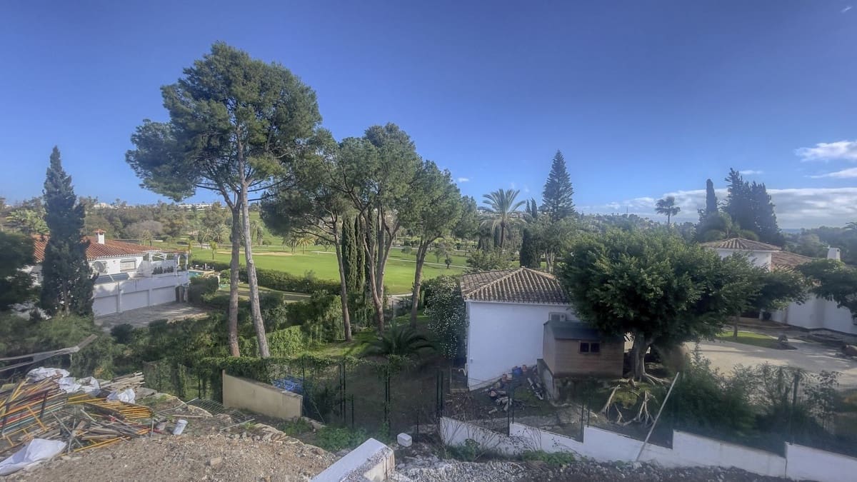 5 bedroom Villa for sale in El Paraiso with pool garage - € 2,850,000 (Ref: 9566275)