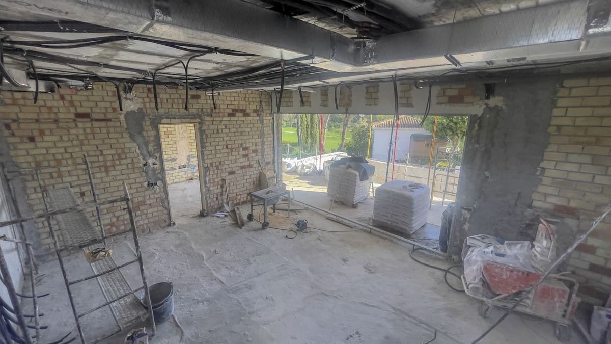 5 bedroom Villa for sale in El Paraiso with pool garage - € 2,850,000 (Ref: 9566275)