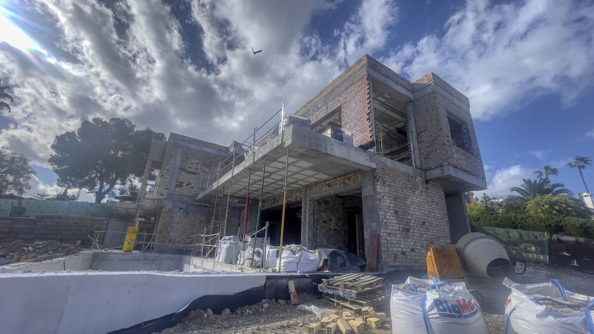 5 bedroom Villa for sale in El Paraiso with pool garage - € 2,850,000 (Ref: 9566275)