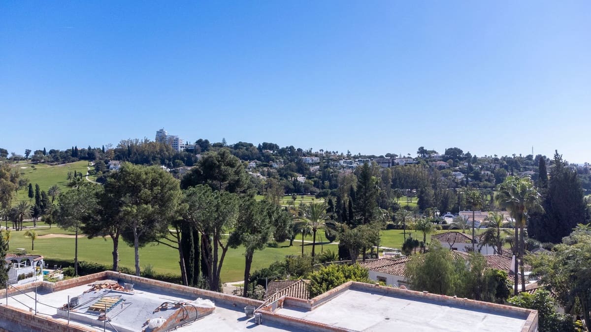 5 bedroom Villa for sale in El Paraiso with pool garage - € 2,850,000 (Ref: 9566275)