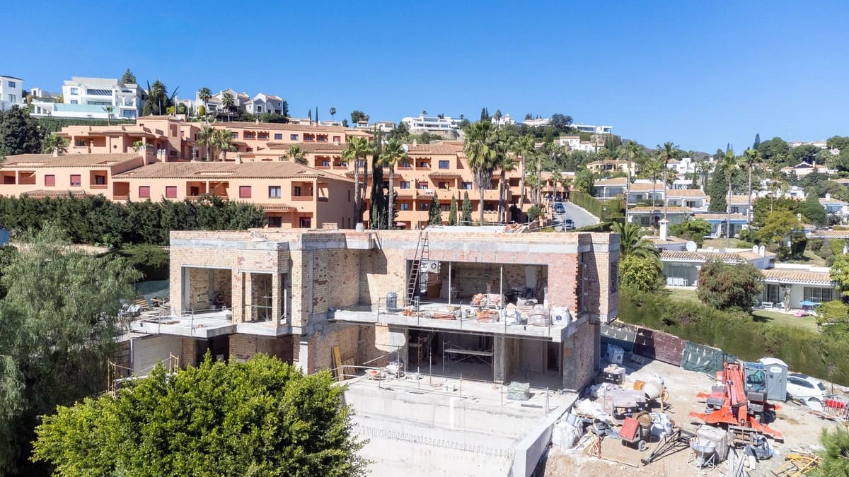 5 bedroom Villa for sale in El Paraiso with pool garage - € 2,850,000 (Ref: 9566275)