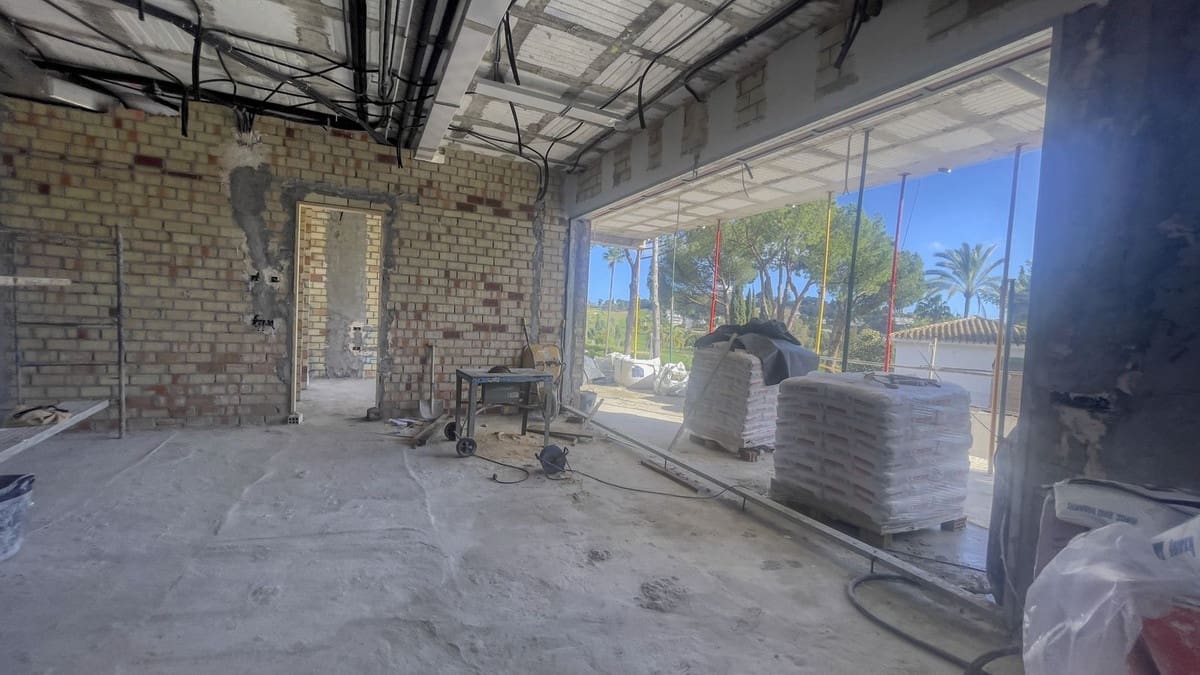 5 soverom Villa til salgs i El Paraiso med svømmebasseng garasje - € 2 850 000 (Ref: 9566275)