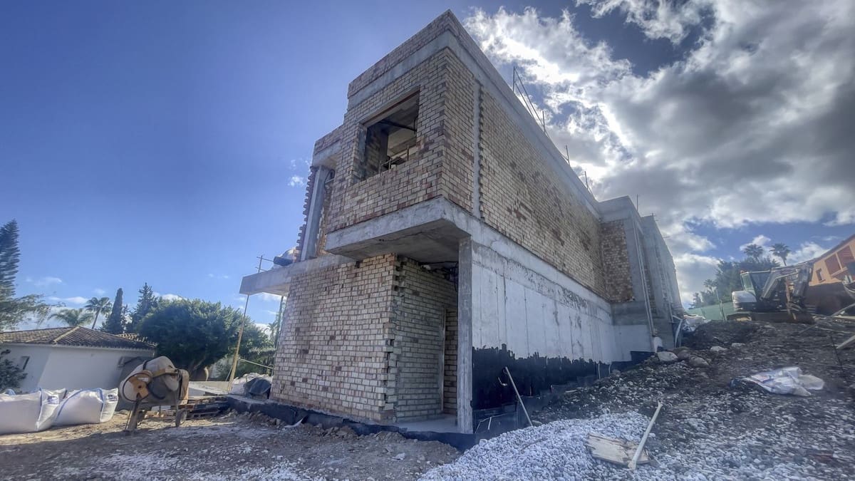 5 soverom Villa til salgs i El Paraiso med svømmebasseng garasje - € 2 850 000 (Ref: 9566275)