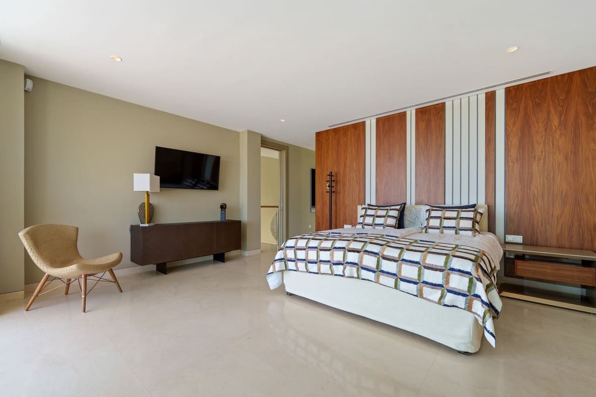 5 chambre Villa/Maison à vendre à Nueva Andalucia avec piscine garage - 4 995 000 € (Ref: 9606630)