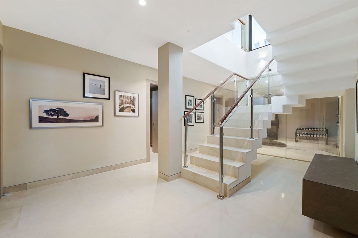 5 soverom Villa til salgs i Nueva Andalucia med svømmebasseng garasje - € 4 995 000 (Ref: 9606630)