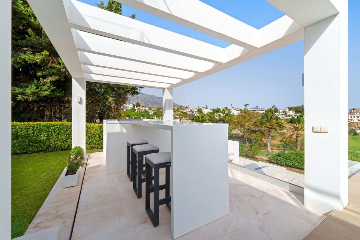 5 soverom Villa til salgs i Nueva Andalucia med svømmebasseng garasje - € 4 995 000 (Ref: 9606630)