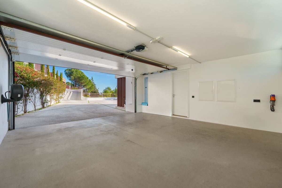 5 bedroom Villa for sale in El Madronal with pool garage - € 8,995,000 (Ref: 9609999)