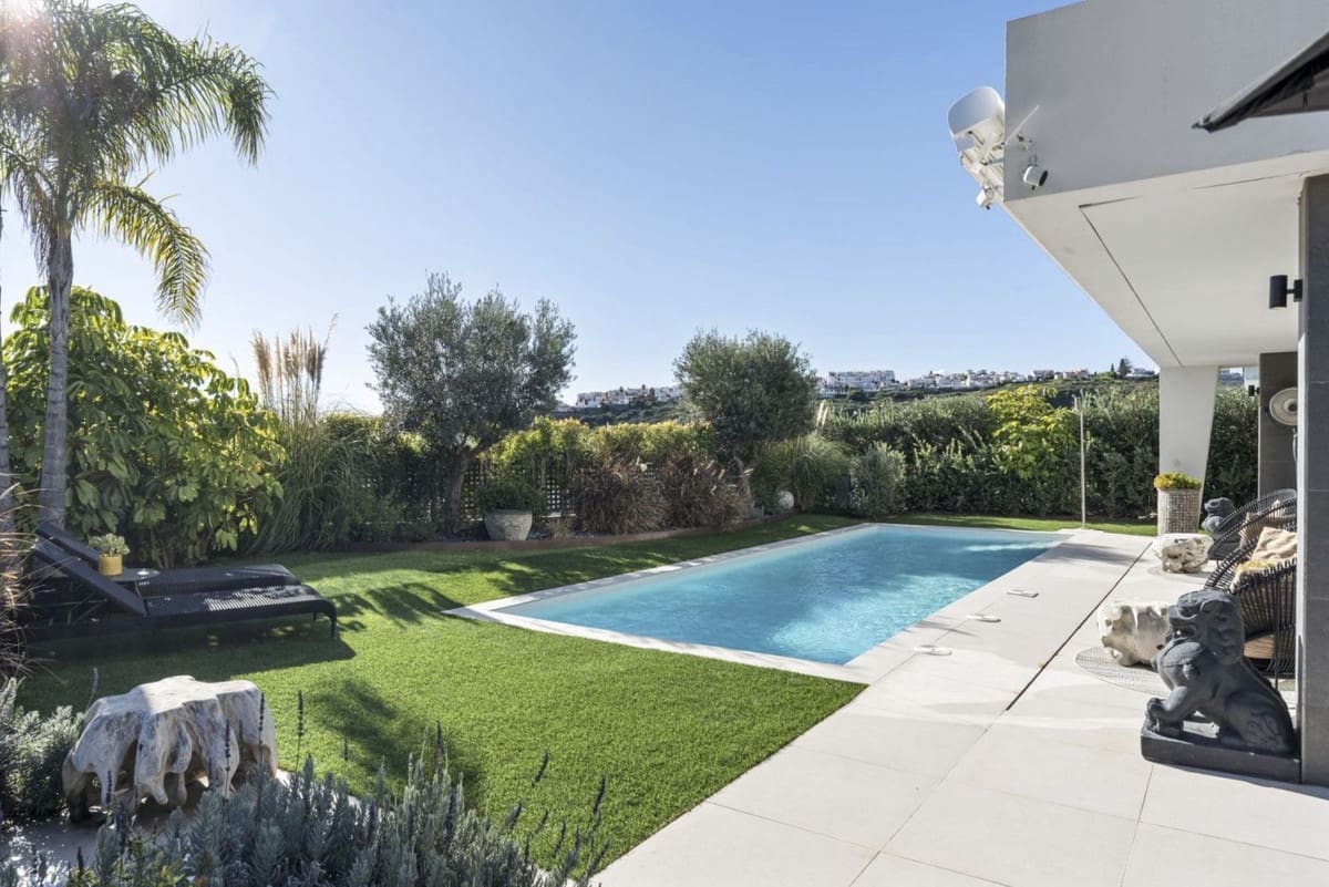 4 makuuhuone Huvila myytävänä paikassa La Duquesa / Puerto de la Duquesa mukana uima-altaan 
autotalli - 1 295 000 € (Ref: 9610221)