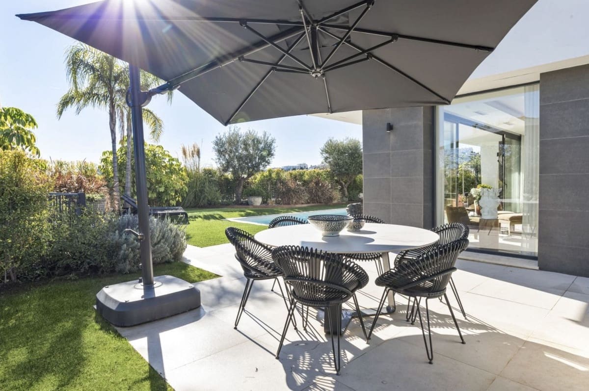 4 soverom Villa til salgs i La Duquesa / Puerto de la Duquesa med svømmebasseng garasje - € 1 295 000 (Ref: 9610221)