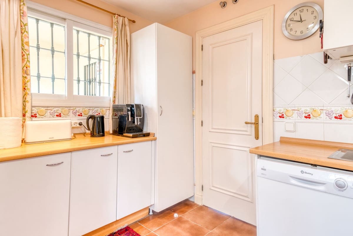 3 soveværelse Byhus til salg i La Quinta med swimmingpool garage - € 795.000 (Ref: 9614236)