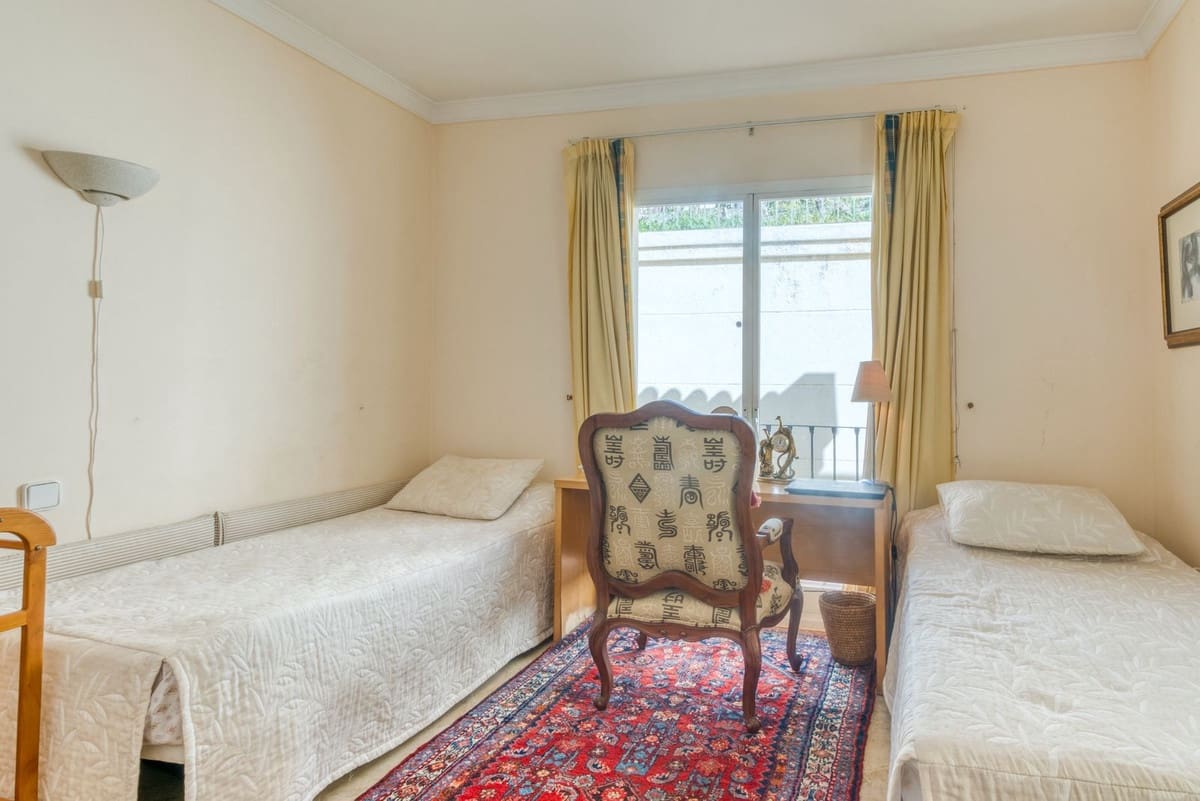 3 soveværelse Byhus til salg i La Quinta med swimmingpool garage - € 795.000 (Ref: 9614236)