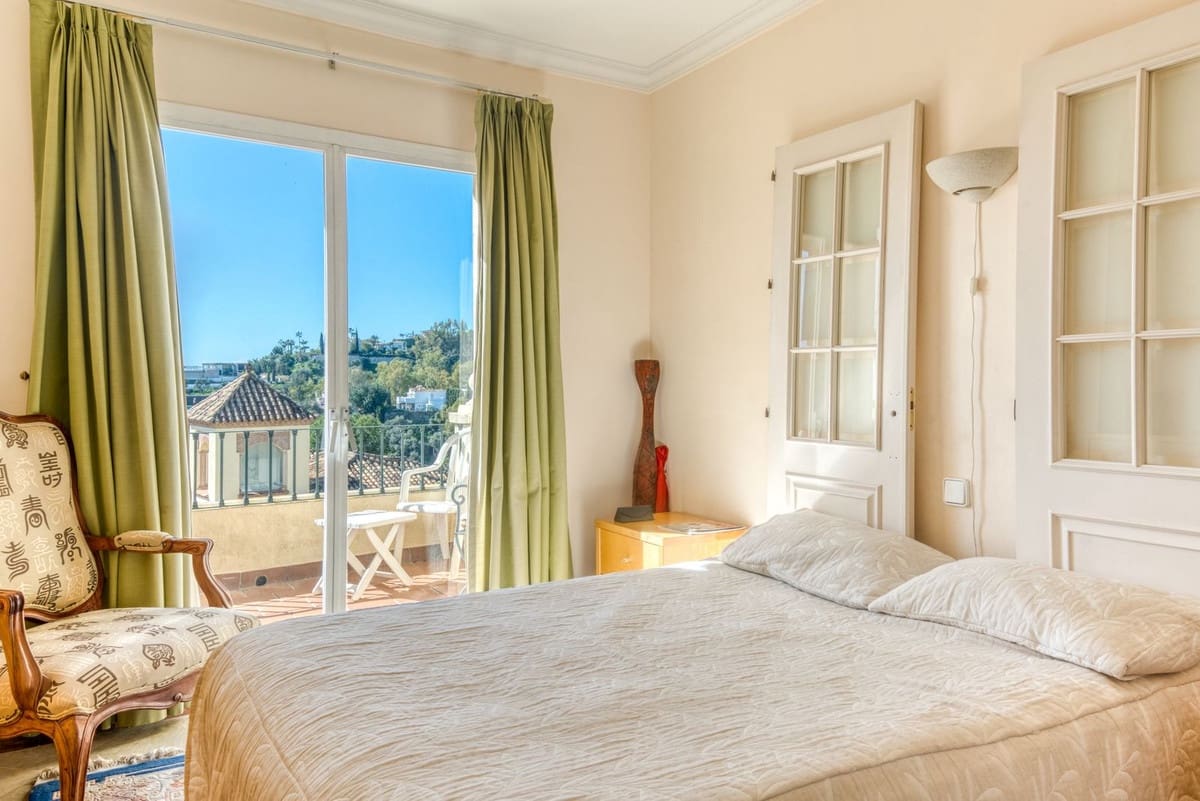 3 soveværelse Byhus til salg i La Quinta med swimmingpool garage - € 795.000 (Ref: 9614236)