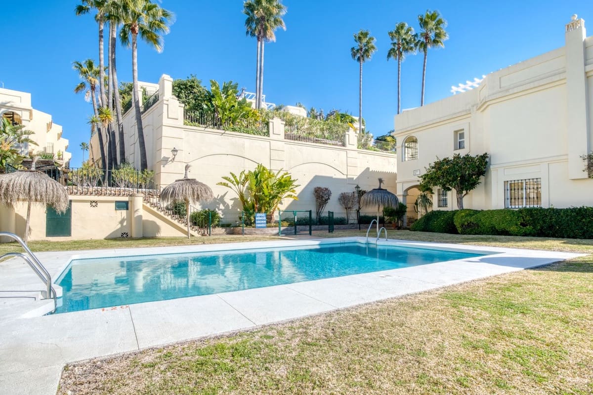 3 soveværelse Byhus til salg i La Quinta med swimmingpool garage - € 795.000 (Ref: 9614236)