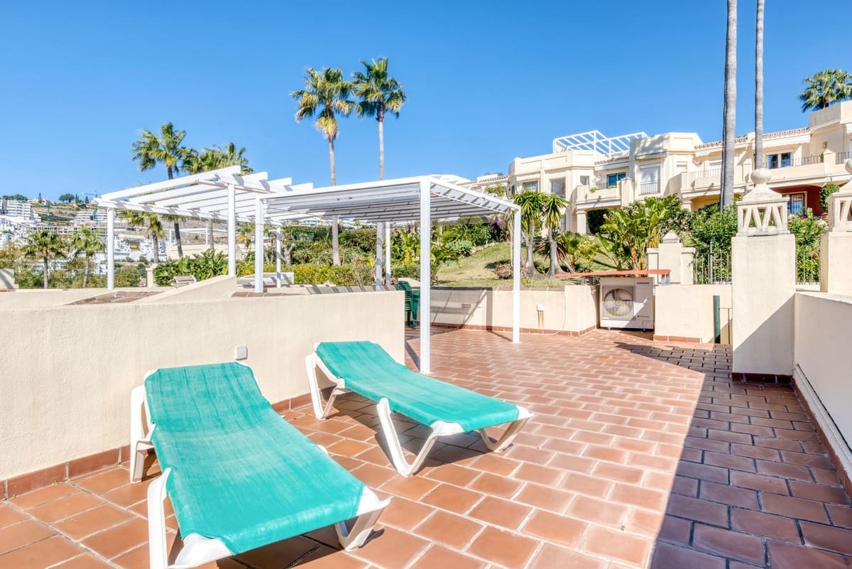 3 soveværelse Byhus til salg i La Quinta med swimmingpool garage - € 795.000 (Ref: 9614236)