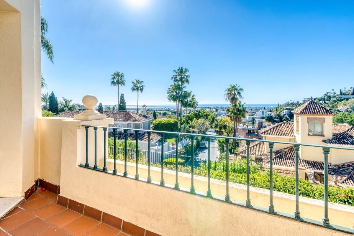 3 soveværelse Byhus til salg i La Quinta med swimmingpool garage - € 795.000 (Ref: 9614236)