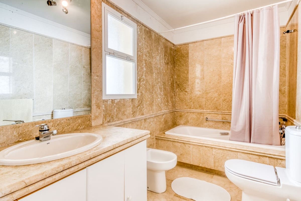 3 soveværelse Byhus til salg i La Quinta med swimmingpool garage - € 795.000 (Ref: 9614236)