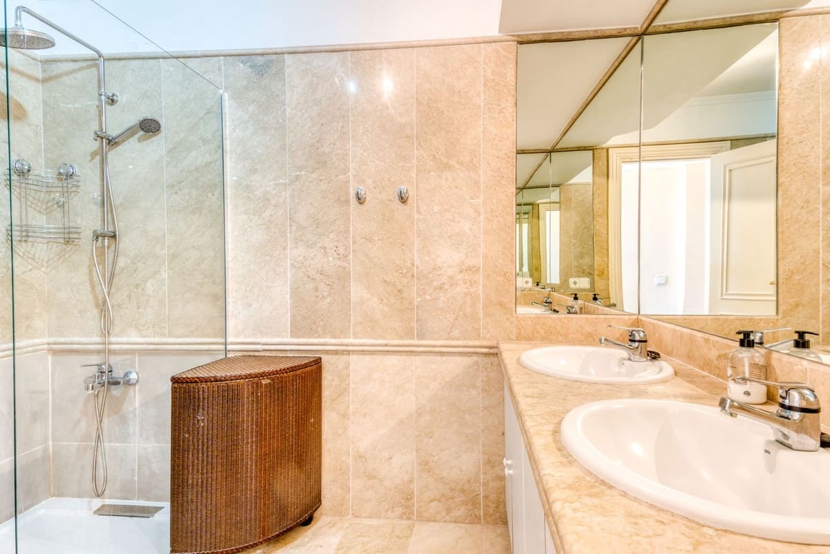 3 soveværelse Byhus til salg i La Quinta med swimmingpool garage - € 795.000 (Ref: 9614236)