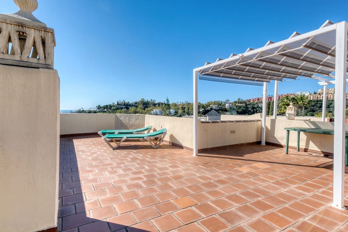 3 soveværelse Byhus til salg i La Quinta med swimmingpool garage - € 795.000 (Ref: 9614236)