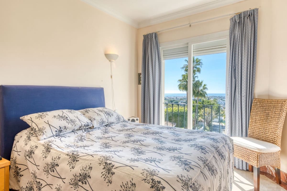 3 soveværelse Byhus til salg i La Quinta med swimmingpool garage - € 795.000 (Ref: 9614236)