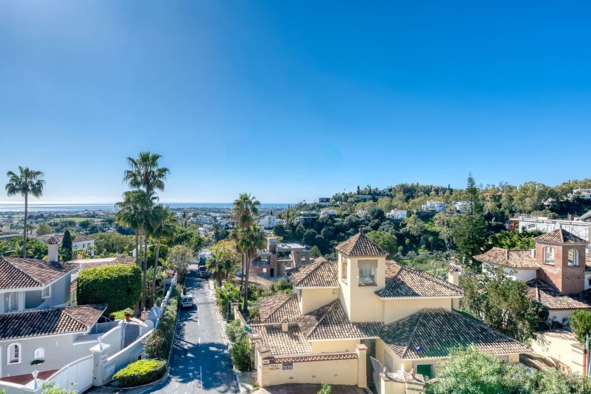 3 soveværelse Byhus til salg i La Quinta med swimmingpool garage - € 795.000 (Ref: 9614236)