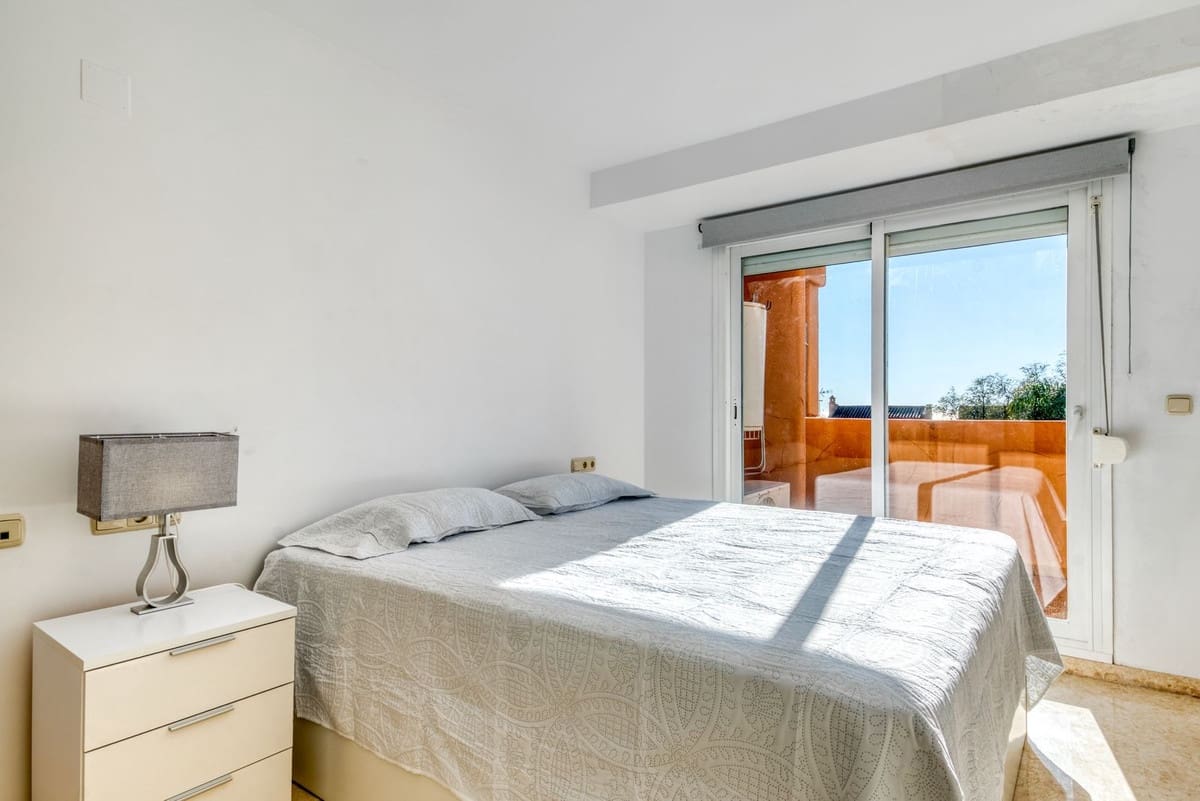 1 makuuhuone Huoneisto myytävänä paikassa Elviria mukana uima-altaan 
autotalli - 319 000 € (Ref: 9618716)