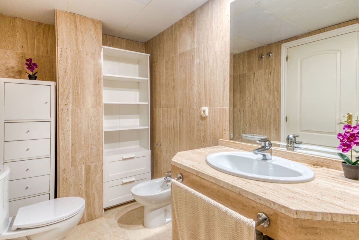 1 makuuhuone Huoneisto myytävänä paikassa Elviria mukana uima-altaan 
autotalli - 319 000 € (Ref: 9618716)