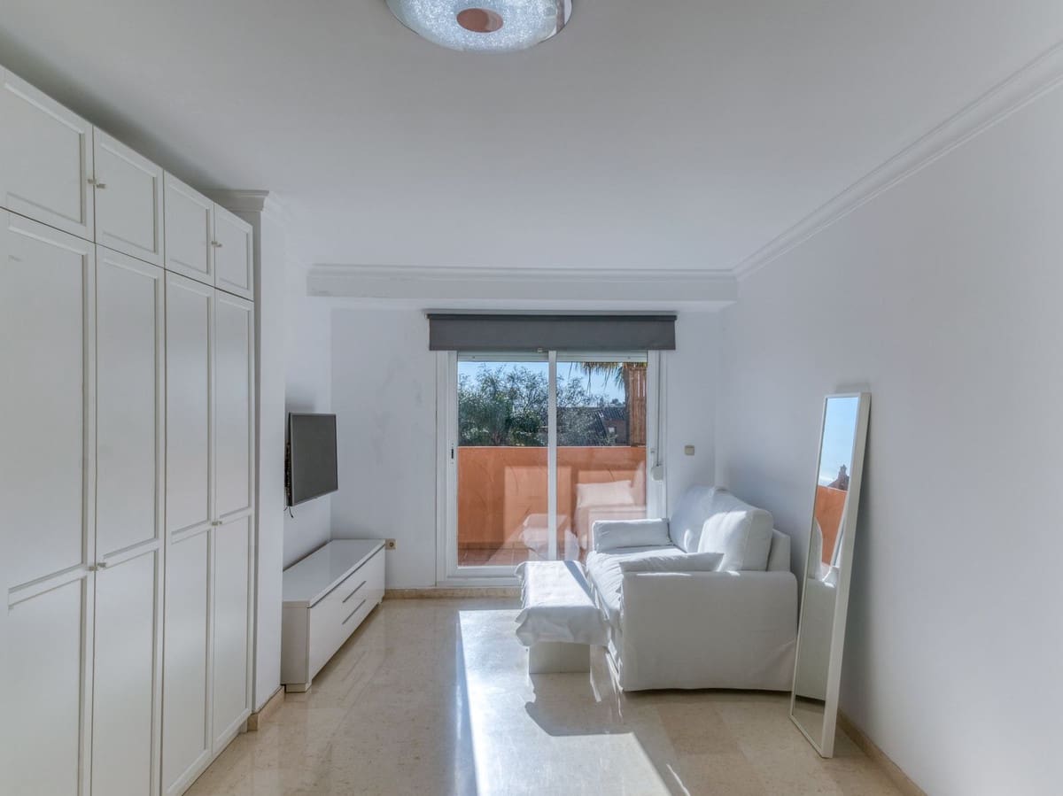 1 makuuhuone Huoneisto myytävänä paikassa Elviria mukana uima-altaan 
autotalli - 319 000 € (Ref: 9618716)