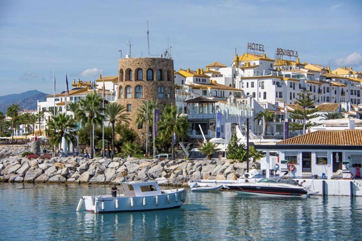 4 bedroom Villa for sale in Nueva Andalucia - € 850,000 (Ref: 9618717)