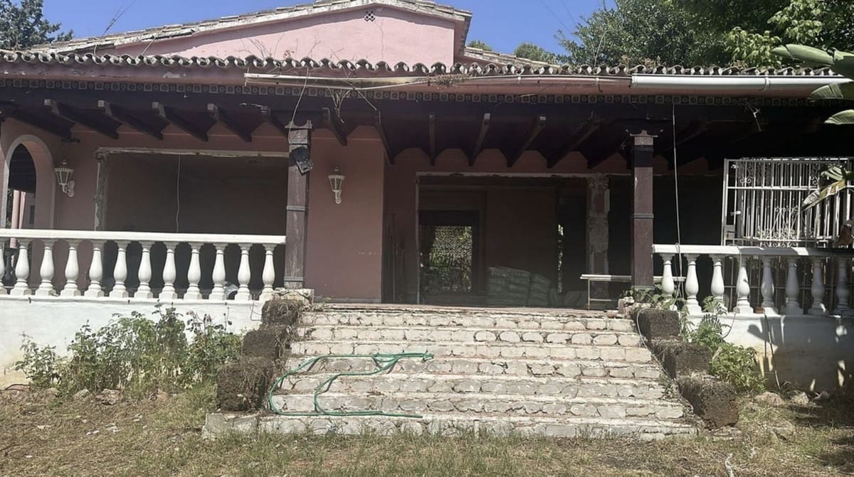 4 bedroom Villa for sale in Nueva Andalucia - € 850,000 (Ref: 9618717)