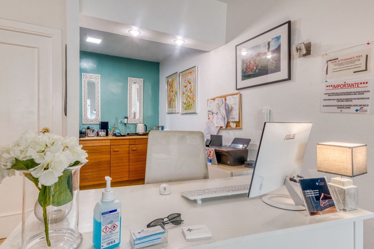 2 bedroom Apartment for sale in Estepona with pool garage - € 299,000 (Ref: 9618718)