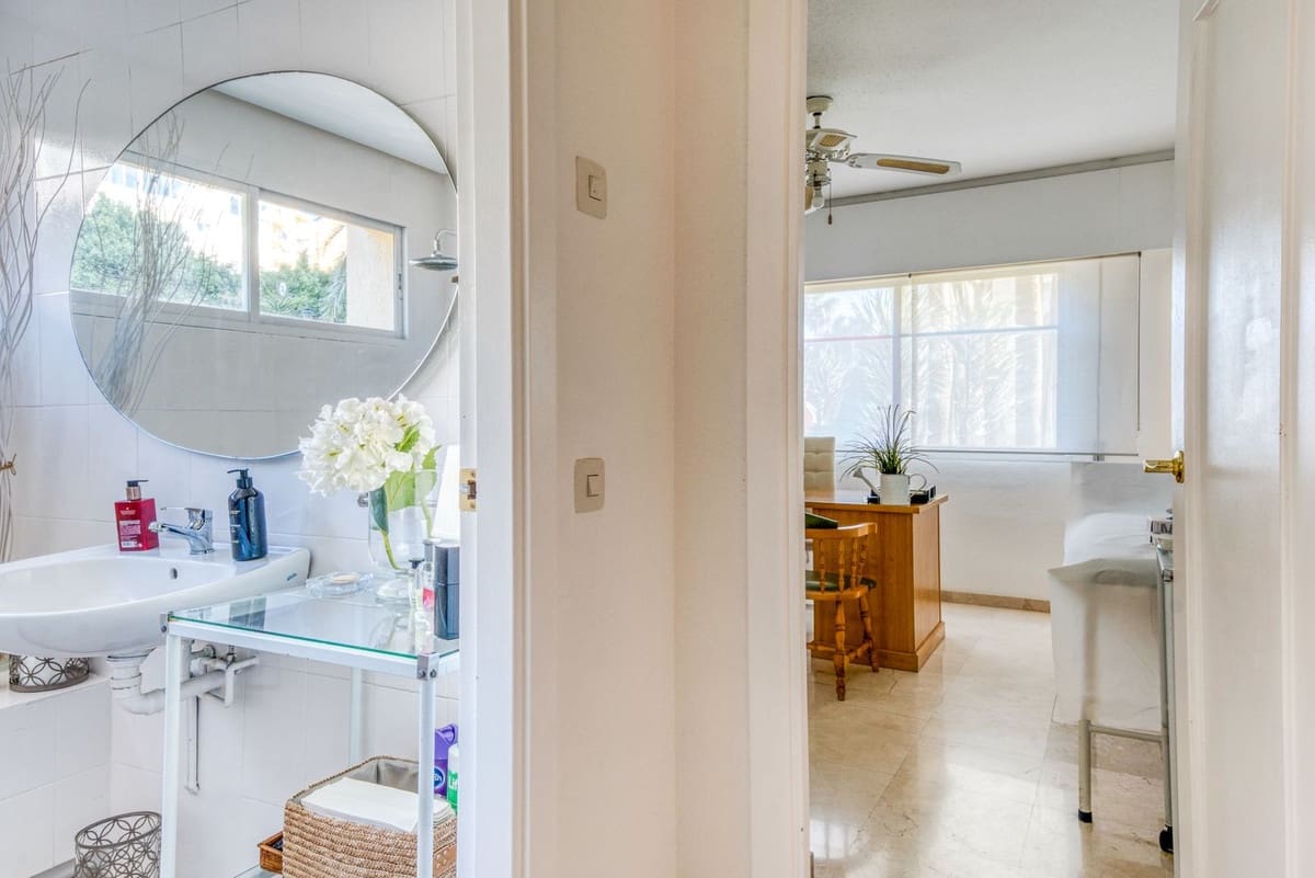 2 bedroom Apartment for sale in Estepona with pool garage - € 299,000 (Ref: 9618718)